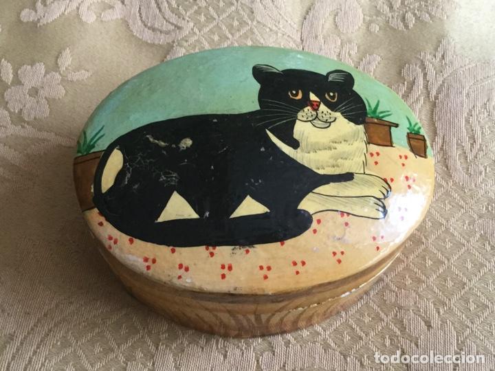 Cajas y cajitas met&aacute;licas: CAJA CON GATO PINTADA A MANO, INDIA