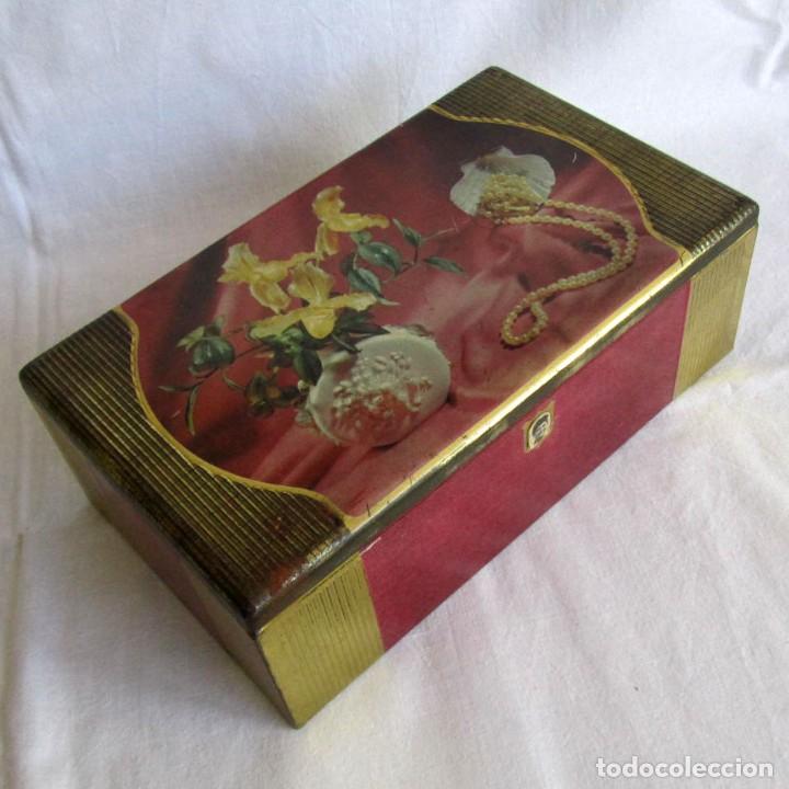 Casse e cassette metalliche: Antigua caja de lata, decoraci&oacute;n de flores y perlas