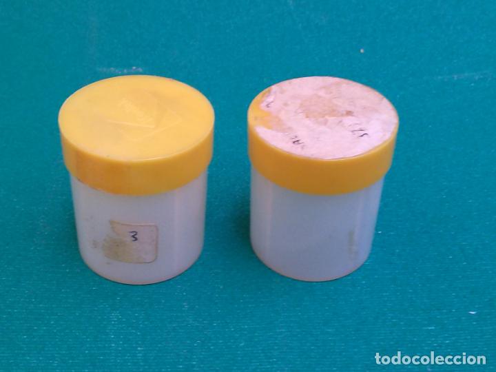 Blechdosen und Kisten: KODAK - DOS ANTIGUOS BOTES PORTACARRETES DE PL&Aacute;STICO - ALTO: 3.6 CM. DI&Aacute;METRO: 3.2 CM.
