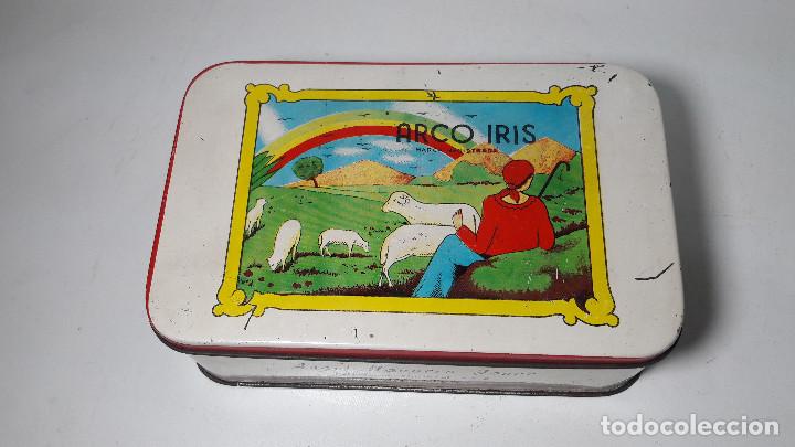 Bo&icirc;tes et petites bo&icirc;tes m&eacute;talliques: CAJA HOJALATA, PUBLICIDAD AZAFRANES ARCO IRIS, ANGEL NAVARRO JOVER NOVELDA, MED. 5,5X11,5X18 CM.