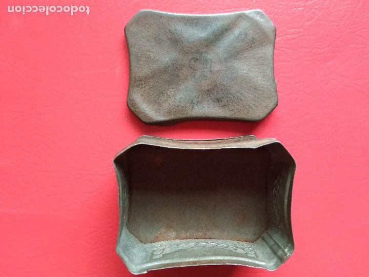 Cajas y cajitas met&aacute;licas: ANTIGUA CAJITA METALICA MIDE 5,5CM X 2,5CM X 4CM
