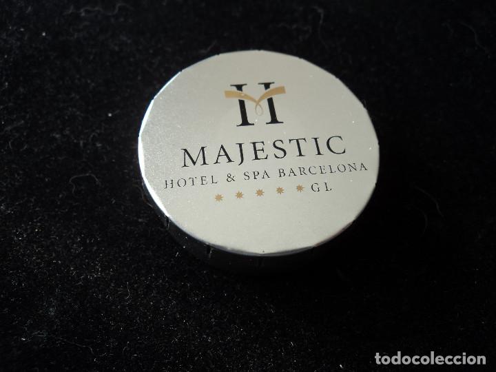 Bo&icirc;tes et petites bo&icirc;tes m&eacute;talliques: CAJITA METALICA HOTEL MAJESTIC DE BARCELONA, APERTURA POR PRESION, 5 CM DIAMETRO
