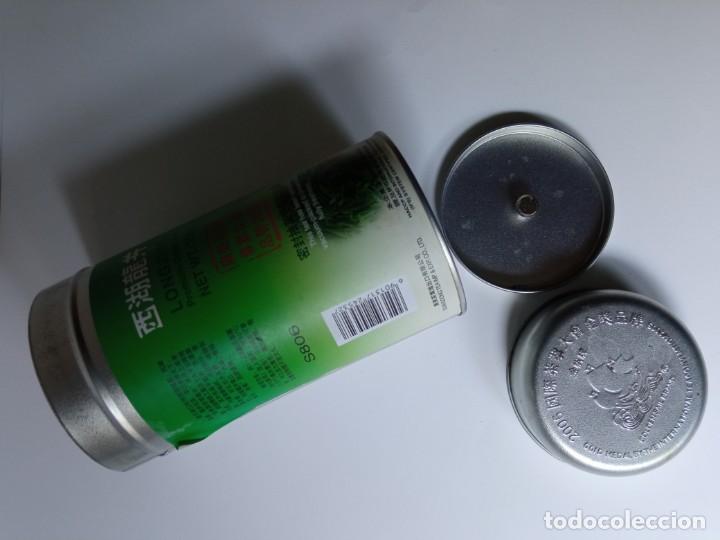 Bo&icirc;tes et petites bo&icirc;tes m&eacute;talliques: bote o lata de aluminio de te verde tapa con texto en relieve