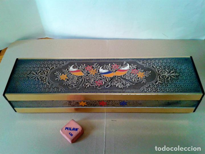 Cajas y cajitas met&aacute;licas: Joyero musical Lady Mate. Lat&oacute;n y baquelita en relieve con esmaltes.Artesania japonesa, a&ntilde;os 60