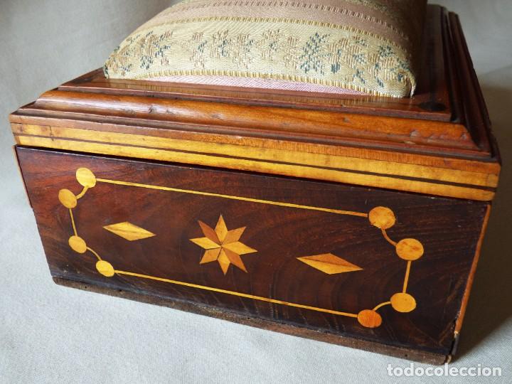 Cajas y cajitas met&aacute;licas: MUY ANTIGUO COSTURERO HECHO EN TARACEA CON INTERIOR DESMONTABLE