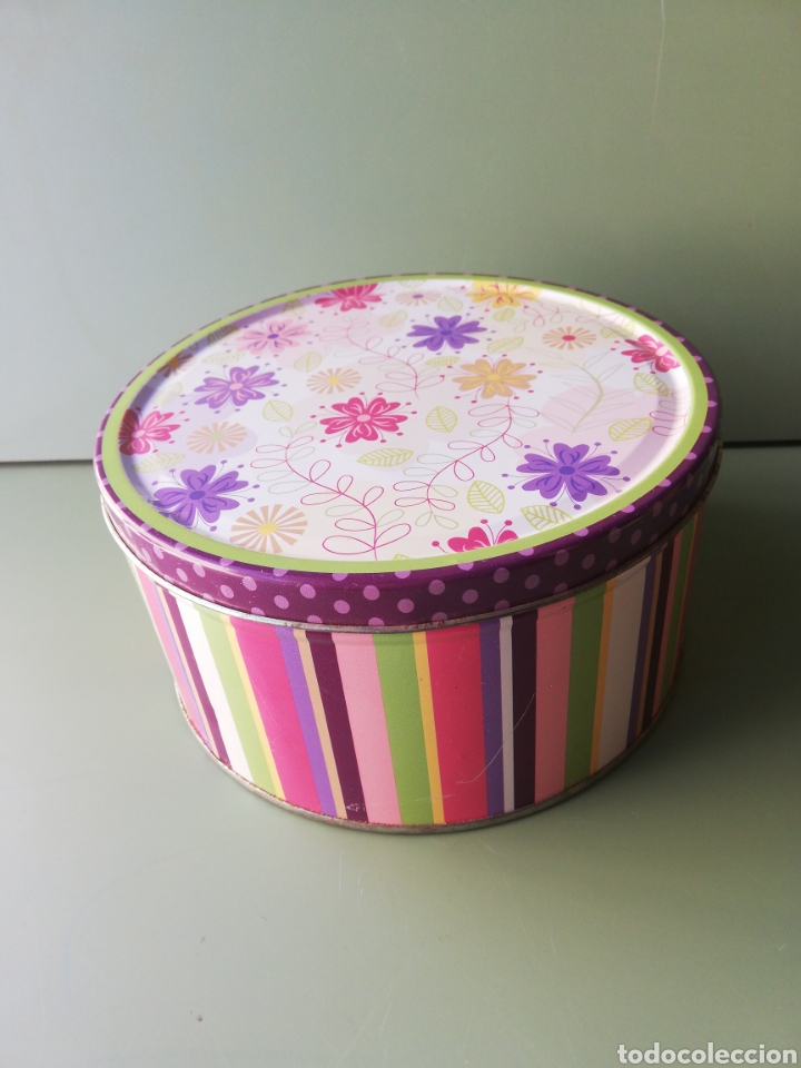 Caixas e caixinhas met&aacute;licas: Caja con bonito estampado - di&aacute;metro 19,5 cm. Alto 10 cm.