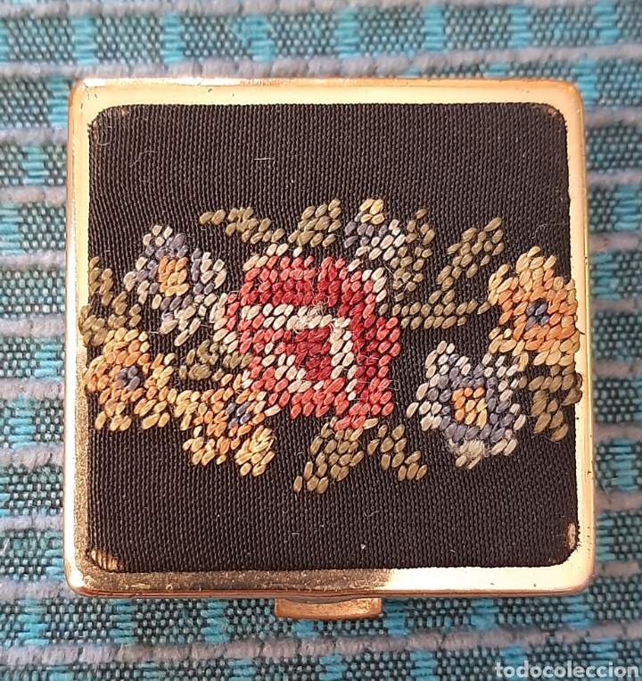 Casse e cassette metalliche: Pastillero dorado con dibujo en tela bordado - A&ntilde;os 70
