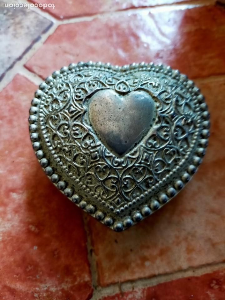 Cajas y cajitas met&aacute;licas: Antiguo joyero met&aacute;lico decorado con forma de coraz&oacute;n.