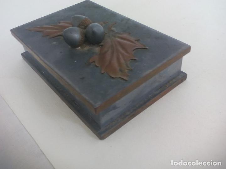 Cajas y cajitas met&aacute;licas: ANTIGUA CAJA, ESTUCHE O JOYERO DE METAL, CREO QUE ESTA&Ntilde;O O PLOMO, CON BELLOTAS Y HOJAS DE ROBLE,