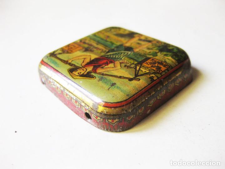 Cajas y cajitas met&aacute;licas: Tapa litografiada de bote de T&eacute;. - Foto 3