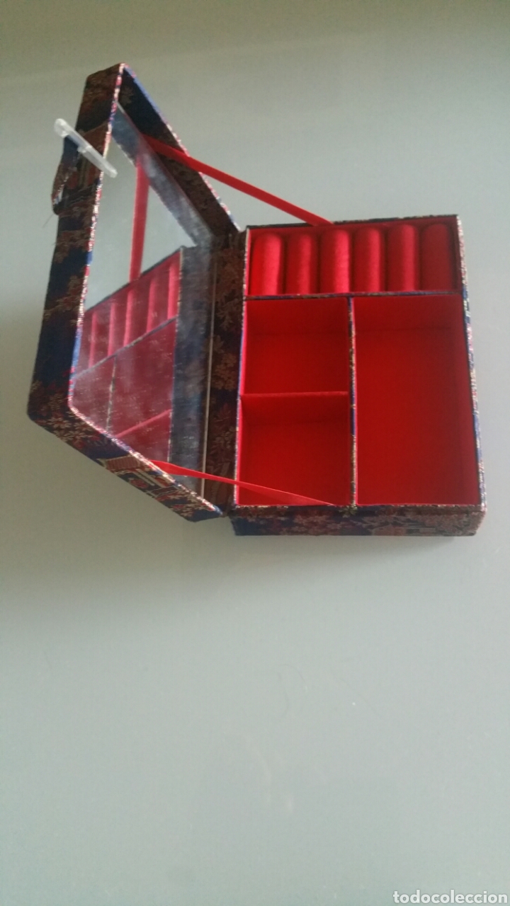 Cajas y cajitas met&aacute;licas: Joyero forrado de tela con estampado asi&aacute;tico.