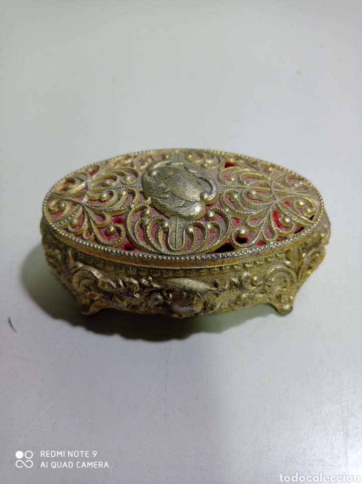 Cajas y cajitas met&aacute;licas: Peque&ntilde;a cajita joyero de calamina labrada y forrado en su interior. Sellada Japan.