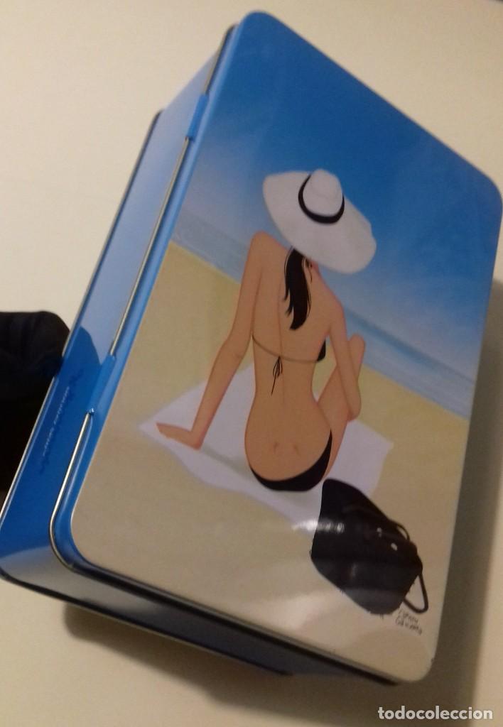 Blechdosen und Kisten: Caja met&aacute;lica JOHNSON & JOHNSON tapa dise&ntilde;o CARMEN GARCIA HUERTA escena playa. 20x13x7 cm