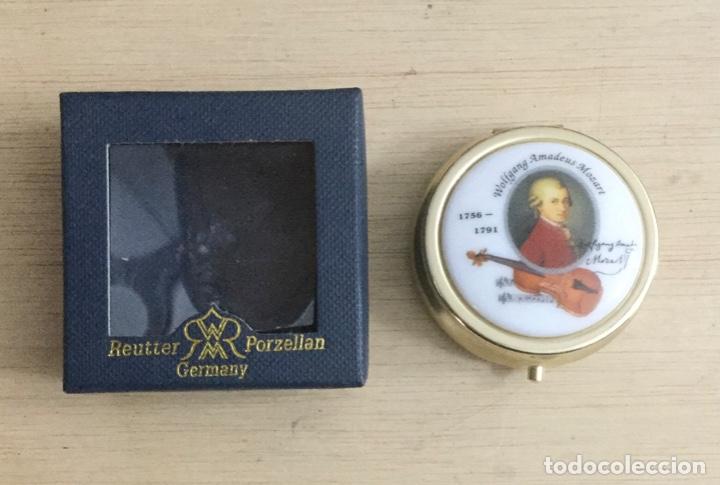 Bo&icirc;tes et petites bo&icirc;tes m&eacute;talliques: Pastillero redondo en porcelana Amadeus Mozart. Reutter