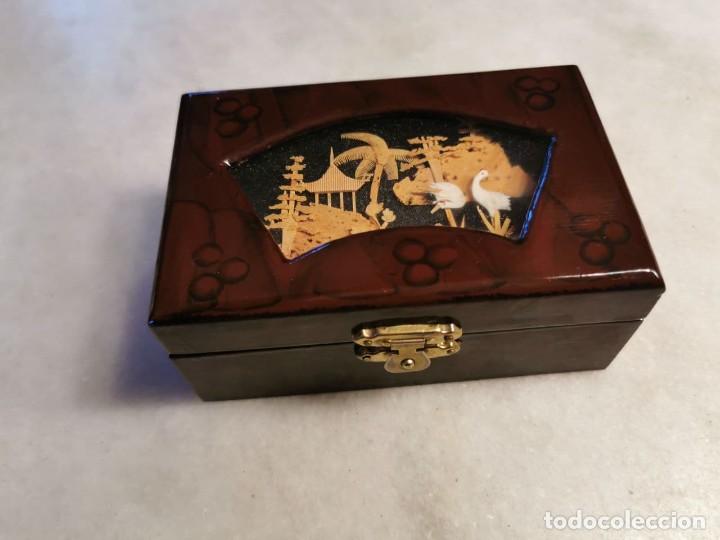 Cajas y cajitas met&aacute;licas: PEQUE&Ntilde;A CAJA LACADA CHINA DE MADERA JOYERO, CON ESCENA CHINA EN CORCHO