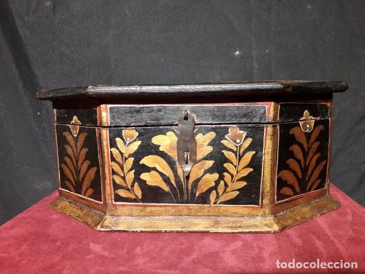 Cajas y cajitas met&aacute;licas: Caja de madera decorada siglo XIX - Foto 1