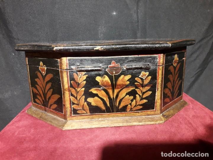Cajas y cajitas met&aacute;licas: Caja de madera decorada siglo XIX - Foto 5