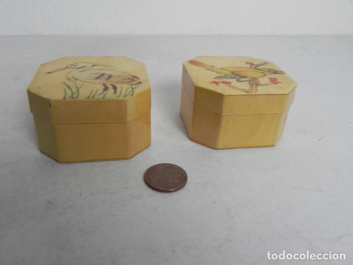 Casse e cassette metalliche: 2 CAJITAS OCTOGONALES DE MADERA FORRADAS CON TELA Y DIBUJO DE PAJARO EN LA TAPA (VER FOTOS)
