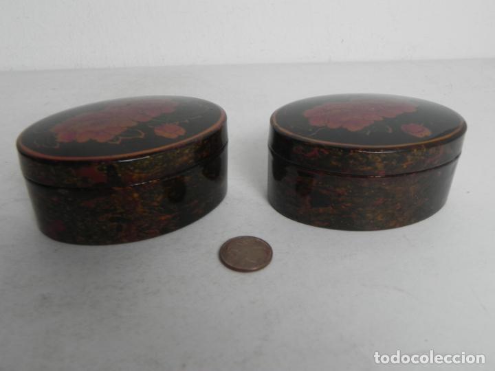 Cajas y cajitas met&aacute;licas: 2 CAJITAS OVALADAS LACADAS ADORNOS FLORALES EN LAS TAPAS (VER FOTOS)