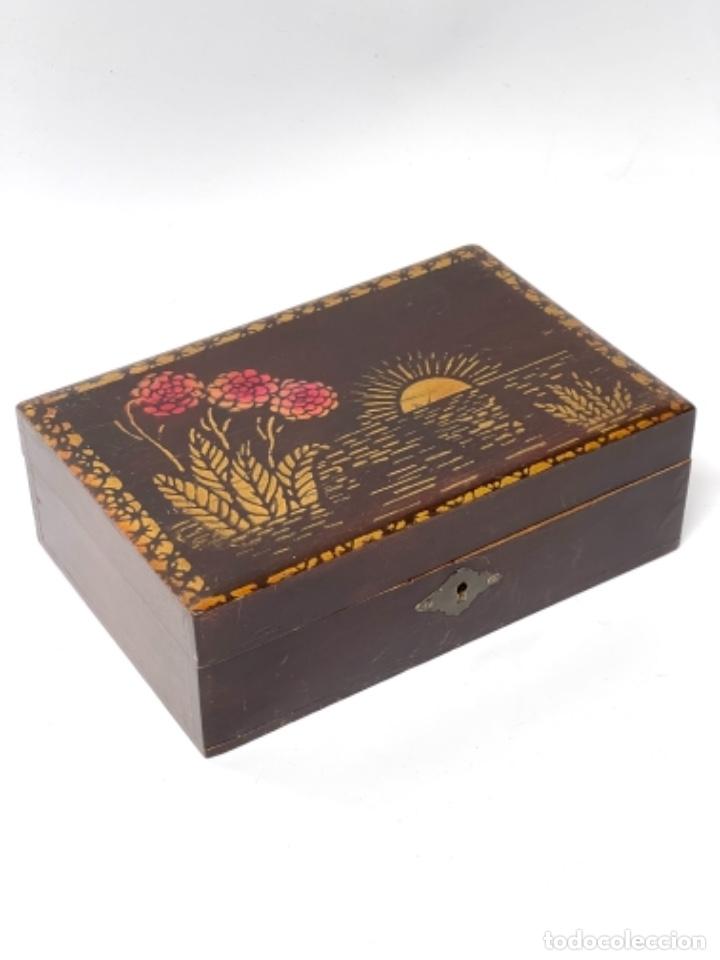 Bo&icirc;tes et petites bo&icirc;tes m&eacute;talliques: Caja con decoraci&oacute;n China - A&ntilde;os 20