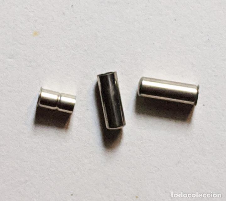 Bo&icirc;tes et petites bo&icirc;tes m&eacute;talliques: Farmacia. 2 Envases de metal para productos de farmacia. 2,3 cms de largo.Vell i Bell