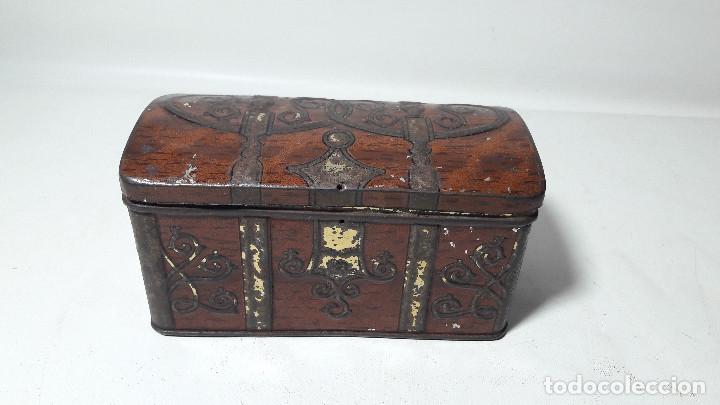 Bo&icirc;tes et petites bo&icirc;tes m&eacute;talliques: ANTIGUA CAJA EN HOJA DE LATA LITOGRAFIADA BAUL, MEDIDAS 5,5X6X16 CM.