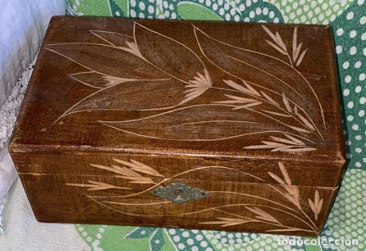 Cajas y cajitas met&aacute;licas: CAJA ANTIGUA ESPECIE DE JOYERO DE MADERA CON ESPEJO MEDIDAS: 21 X 15 X 8