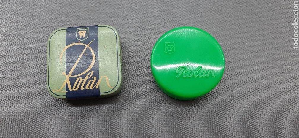 Blechdosen und Kisten: Caja met&aacute;lica y cajita pl&aacute;stico vac&iacute;as de cinta para m&aacute;quina de escribir Rolan