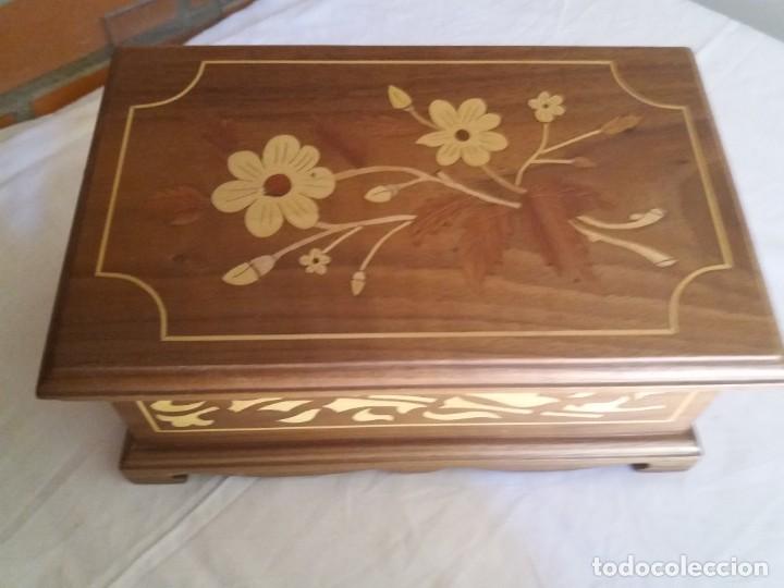 Bo&icirc;tes et petites bo&icirc;tes m&eacute;talliques: PRECIOSA CAJA DE MADERA HECHA A MANO CON INCRUSTACIONES DE MARQUETERIA. 25,5 X 16,5 X 12 X 10 CM.