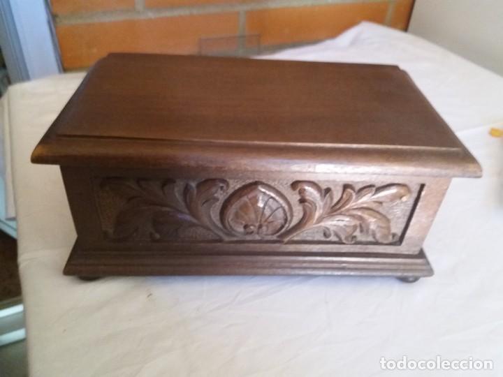 Cajas y cajitas met&aacute;licas: PRECIOSA CAJA DE MADERA LABRADA HECHA A MANO. FECHA GRABADA 1984, 24 X 14 X 11 CM.