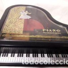 Cajas y cajitas metálicas: CAJA DE MÚSICA FORMA DE PIANO FUNCIONANDO / TUNE: LOVE STORY / MIDE 22'5 X 25 CMS. MADE IN CHINA. Lote 237040080