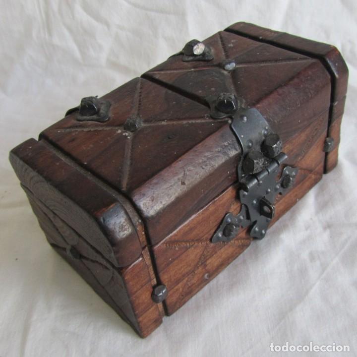 Casse e cassette metalliche: Peque&ntilde;o ba&uacute;l de 2 piezas de madera con remates de hierro