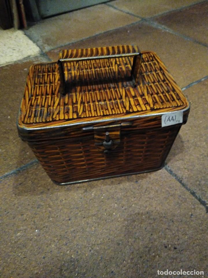 Cajas y cajitas met&aacute;licas: Antigua caja de lata en forma de cesta. Confiter&iacute;a A. Hernando Guajardo. Guadalajara. Bizcochos