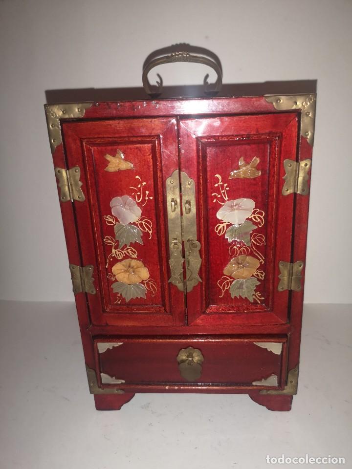 Cajas y cajitas met&aacute;licas: Caja joyero oriental con incrustaciones de piedras