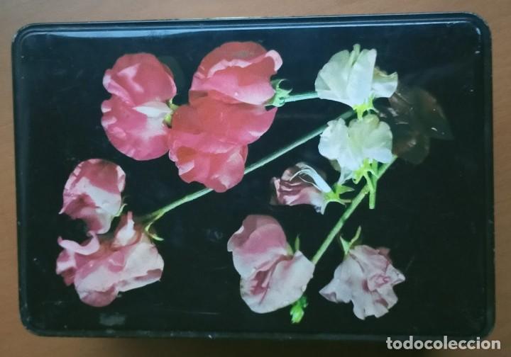 Cajas y cajitas met&aacute;licas: Lata original cola-cao rosas rojas y blancas sobre fondo negro. A&ntilde;os 70 Lata met&aacute;lica de cola-cao us