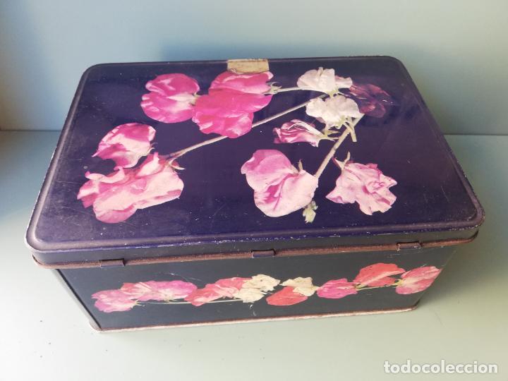 Cajas y cajitas met&aacute;licas: COLA CAO - FLORES - CAJA METALICA - 21.5 X 15 X 9.6 CM.