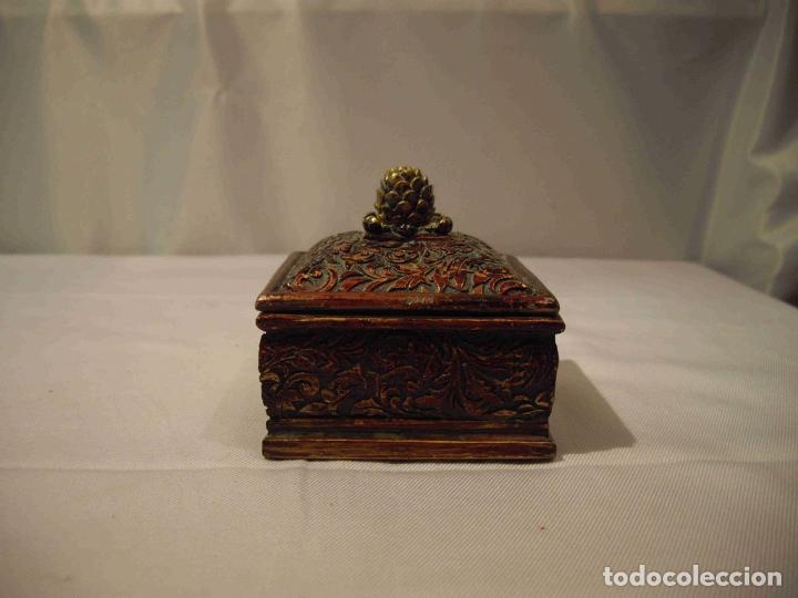 Blechdosen und Kisten: CAJA CUADRADA TALLADA RESINA