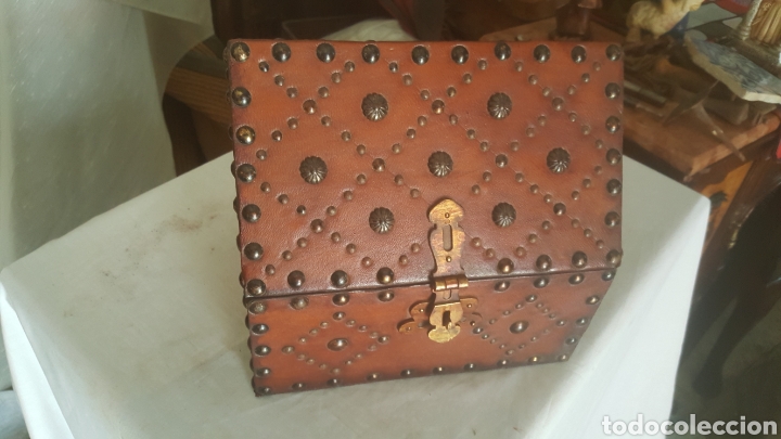 Cajas y cajitas met&aacute;licas: BAUL JOYERO DE CUERO CON CHINCHETAS