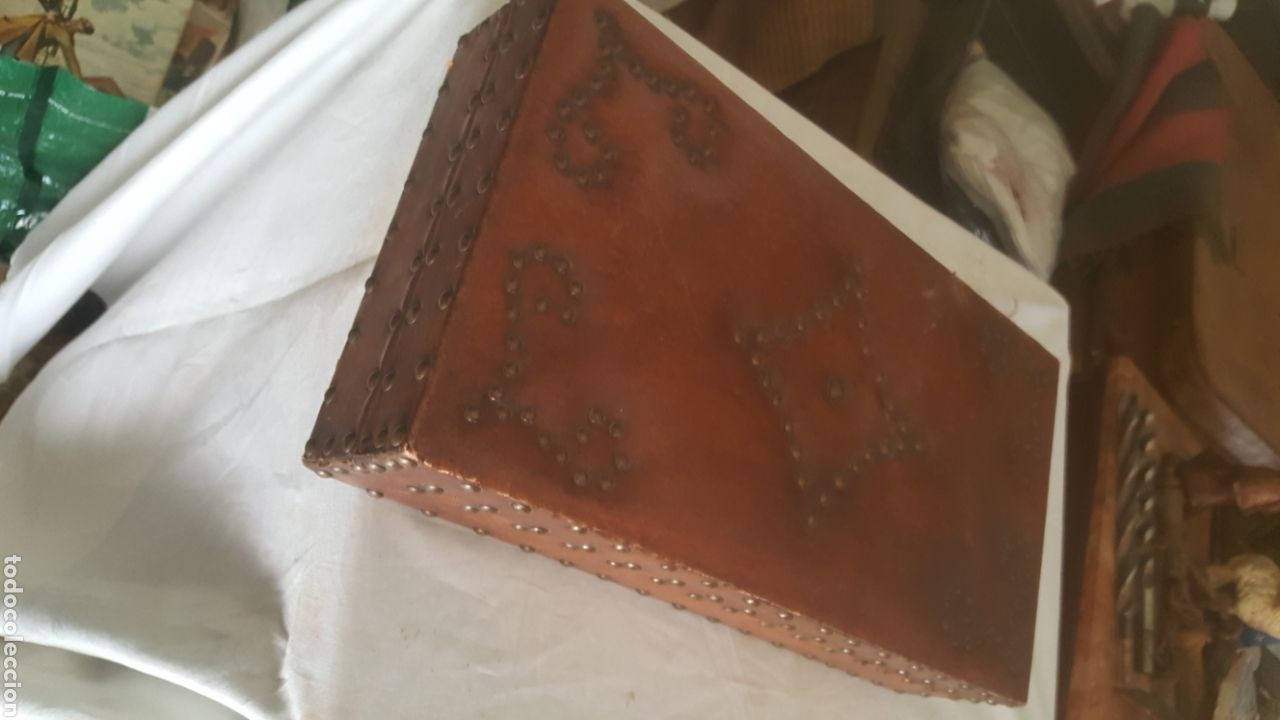 Cajas y cajitas met&aacute;licas: BAUL JOYERO DE CUERO CON CHINCHETAS