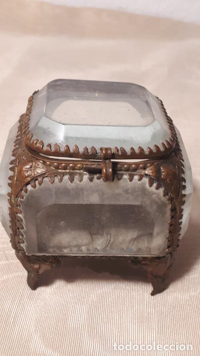 Cajas y cajitas met&aacute;licas: Cajita de cristal y metal, Siglo XIX.