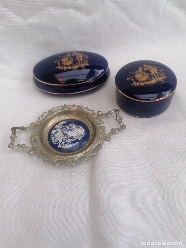 Bo&icirc;tes et petites bo&icirc;tes m&eacute;talliques: Lote de antiguas detalles de tocador porcelana Italiana