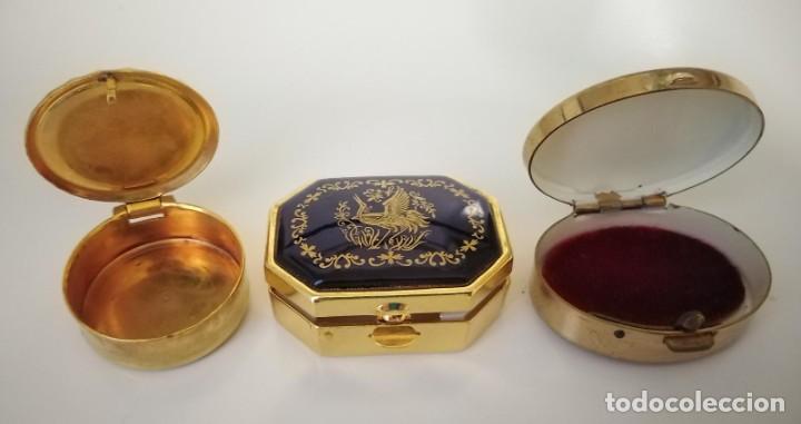 Cajas y cajitas met&aacute;licas: Cajas pastillero vintage en tonos negros y dorados. Lote de 3
