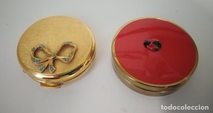 Cajas y cajitas met&aacute;licas: Cajas pastillero decoradas una con lazo en dorado y azul y otra tapa esmaltada roja con mariquita
