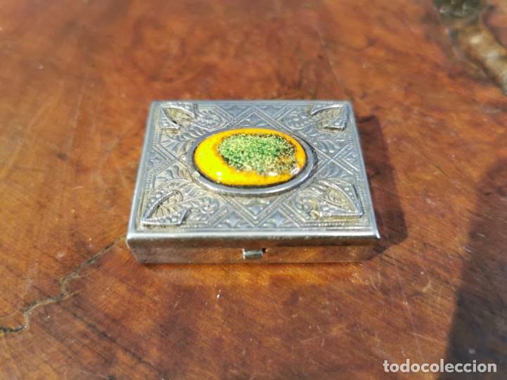 Casse e cassette metalliche: CAJITA PASTILLERO PLATEADO Y REPUJADO, CON CRUZ DE PLATA 925 EN SU INTERIOR
