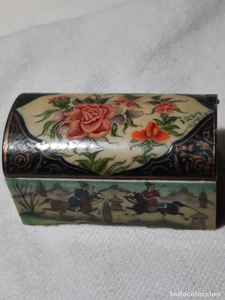 Bo&icirc;tes et petites bo&icirc;tes m&eacute;talliques: Maravillosa caja antigua en hueso.Irani.