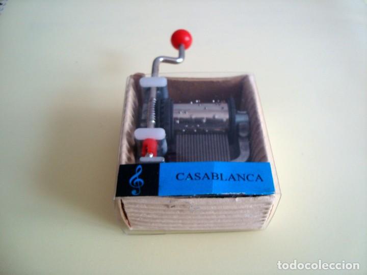 Cajas y cajitas met&aacute;licas: MECANISMO DE MANIVELA MUSICAL - CASABLANCA - PERFECTO ESTADO