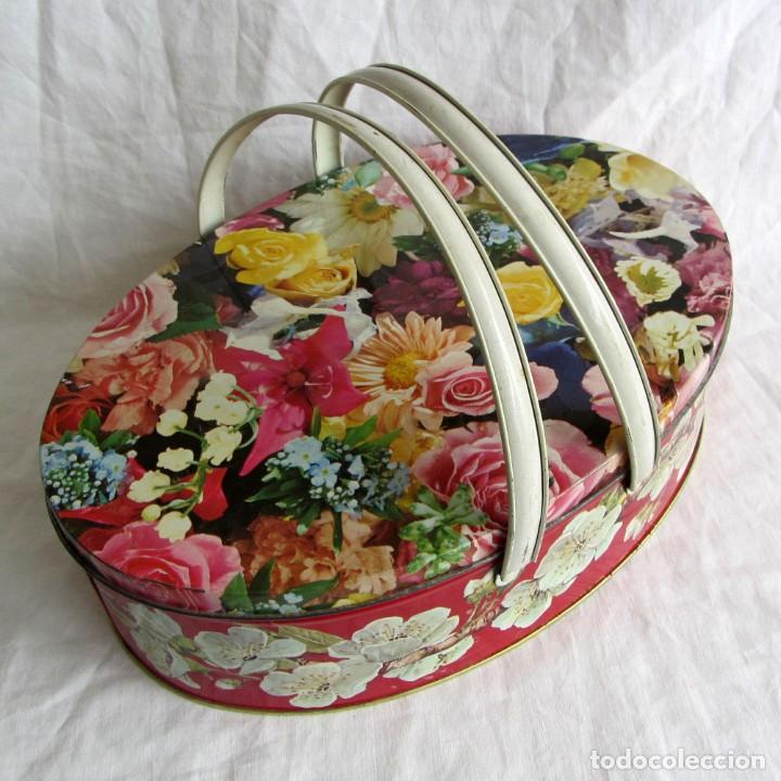 Casse e cassette metalliche: Caja de galletas de chapa con asas (tambi&eacute;n de chapa) decoraci&oacute;n de flores, cesta