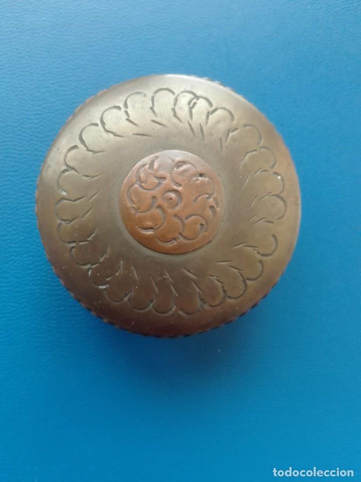 Cajas y cajitas met&aacute;licas: CAJA REDONDA DE METAL LATON/BRONCE CON MOTIVOS GRABADOS