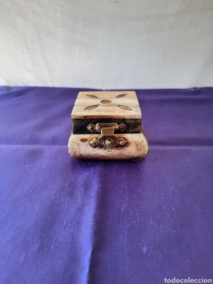 Cajas y cajitas met&aacute;licas: Cajita de hueso con motivos incrustaci&oacute;n de metal.