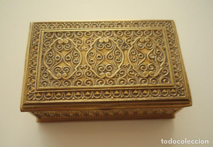 Cajas y cajitas met&aacute;licas: PEQUE&Ntilde;A CAJA RECTANGULAR. METAL DORADO. PROFUSAMENTE LABRADA. FILIGRANAS, FLORES DE LOTO Y ESTRELLAS